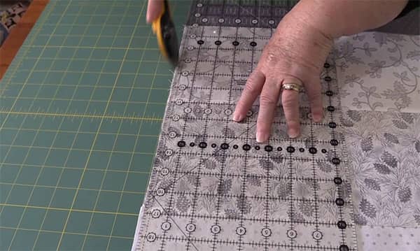 christmas table runner tutorial